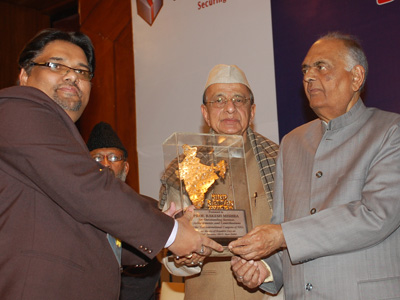 Professor Rakesh Mishra receiving the Jewel of India (Hind Rattan) award
